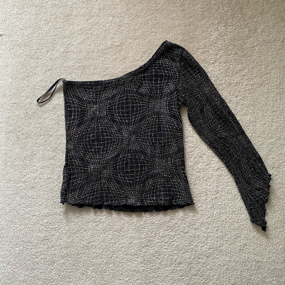 VTG shimmery one-sleeve top